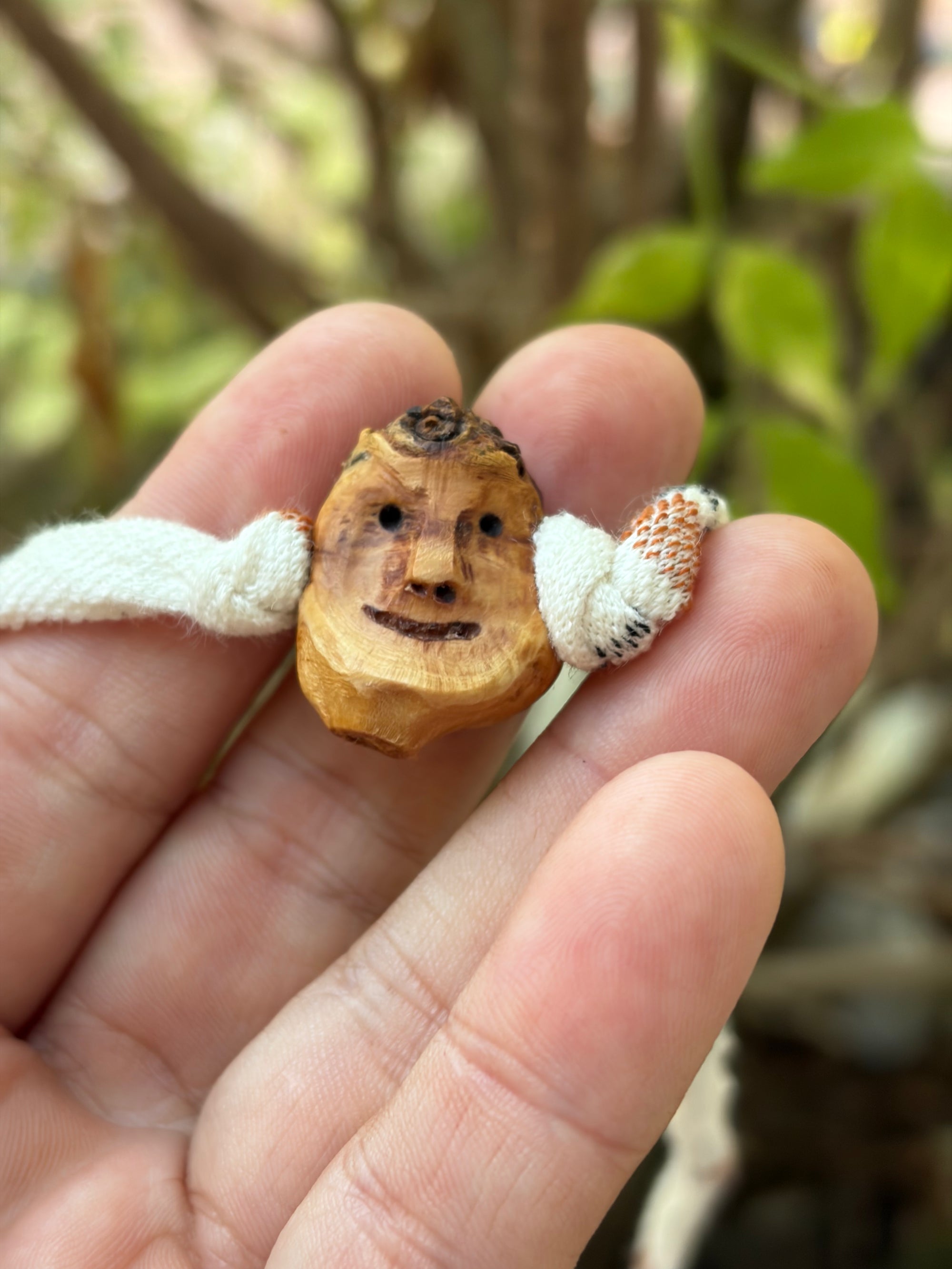 Armbandwichtel Grumil handgeschnitzt aus magischer Baumperle