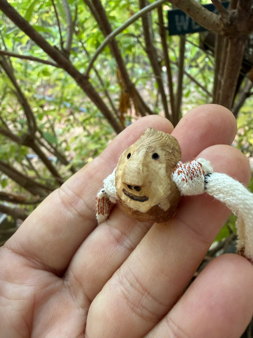 Armbandwichtel Raskel handgeschnitzt aus magischer Baumperle