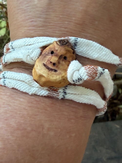 Armbandwichtel Grumil handgeschnitzt aus magischer Baumperle