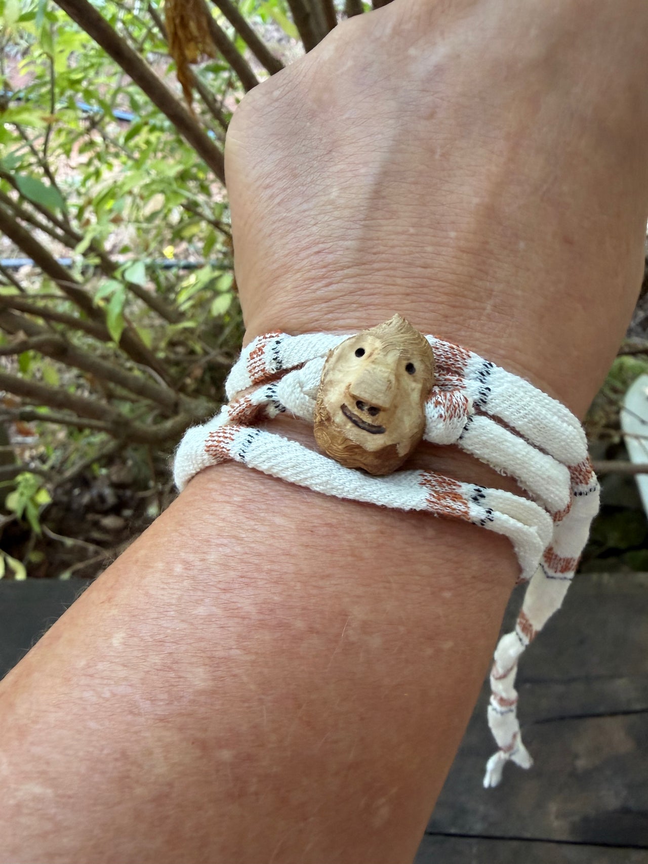 Armbandwichtel Raskel handgeschnitzt aus magischer Baumperle