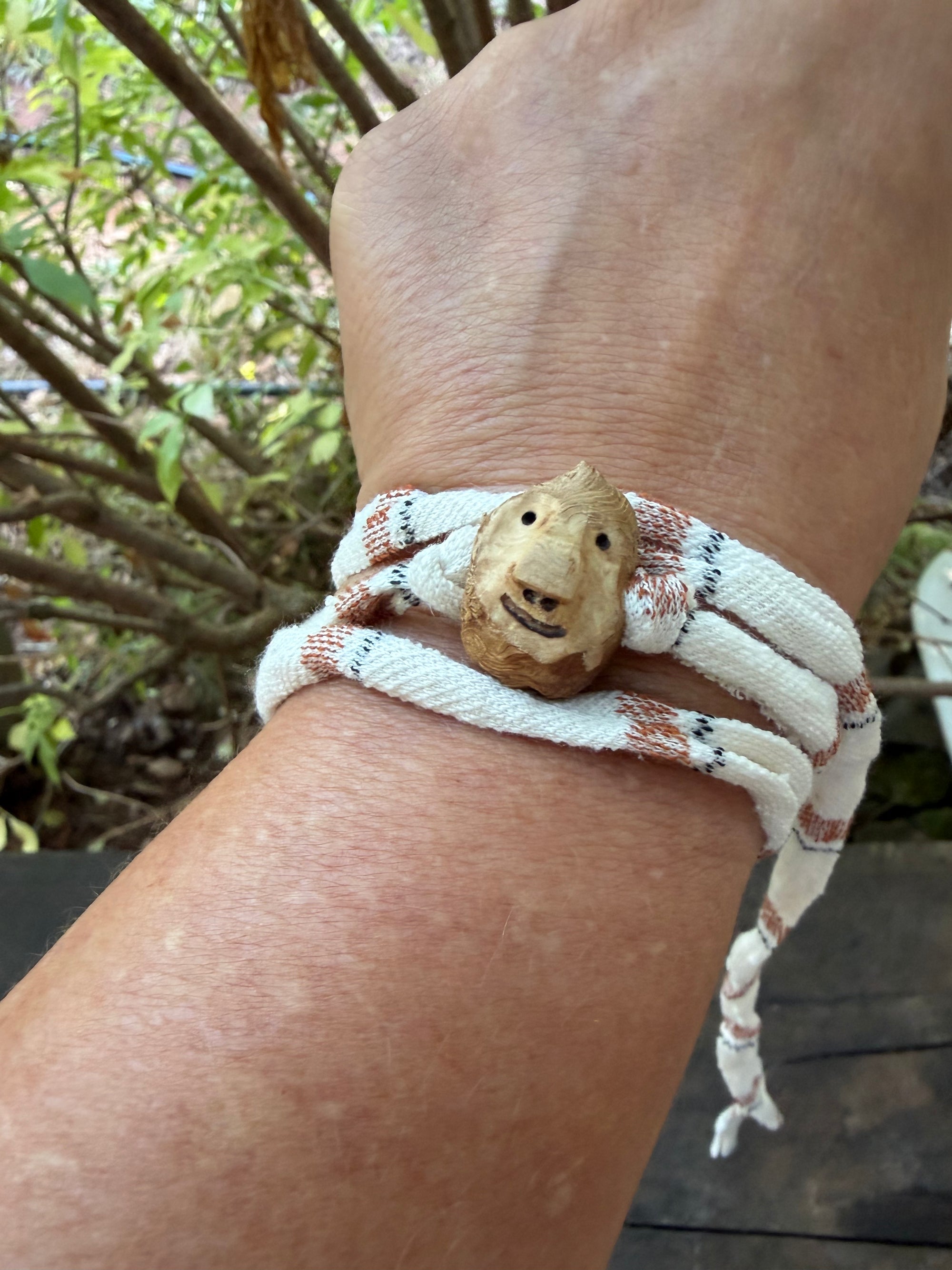 Armbandwichtel Raskel handgeschnitzt aus magischer Baumperle