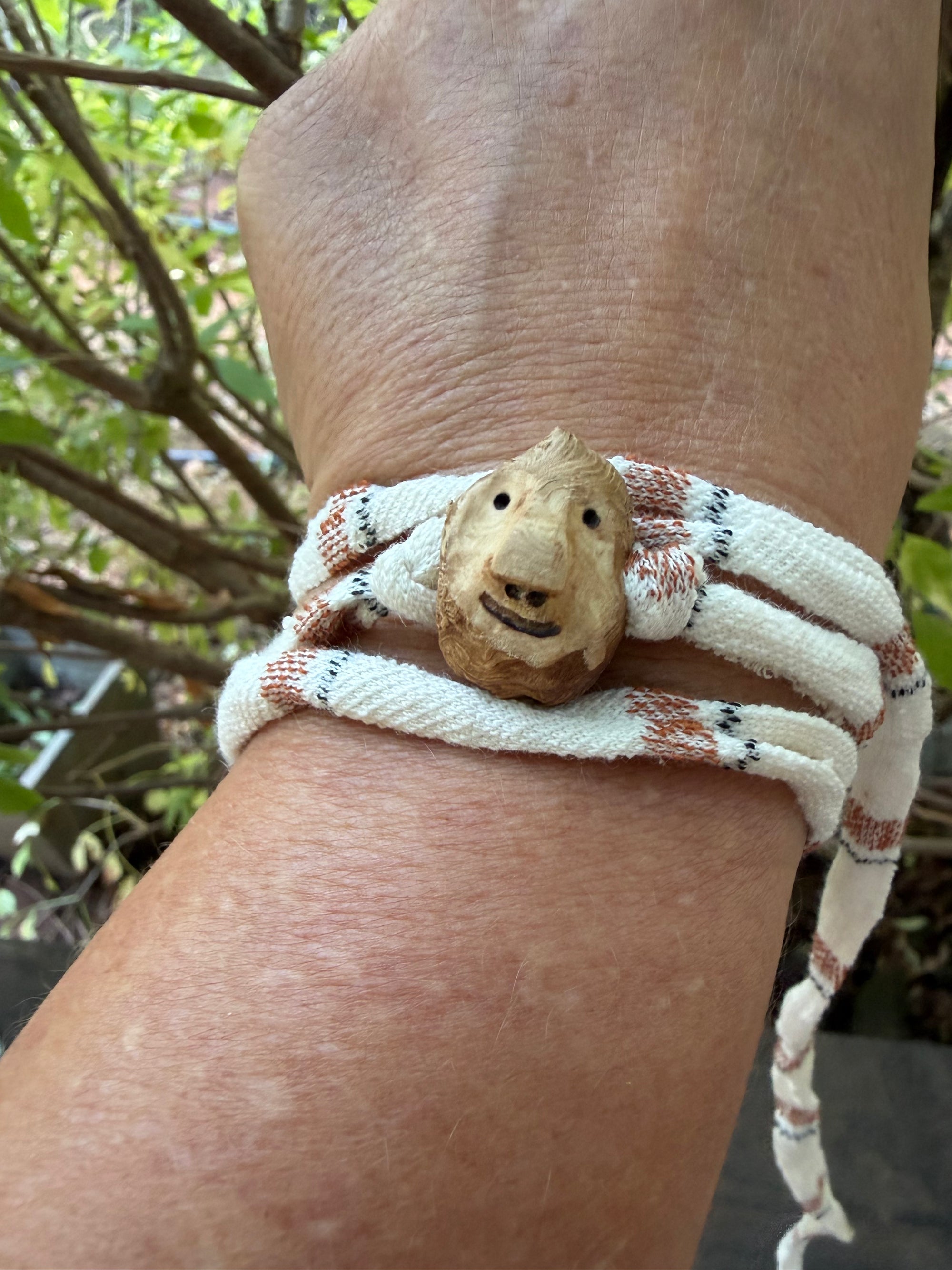 Armbandwichtel Raskel handgeschnitzt aus magischer Baumperle