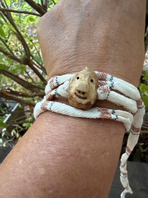 Armbandwichtel Raskel handgeschnitzt aus magischer Baumperle