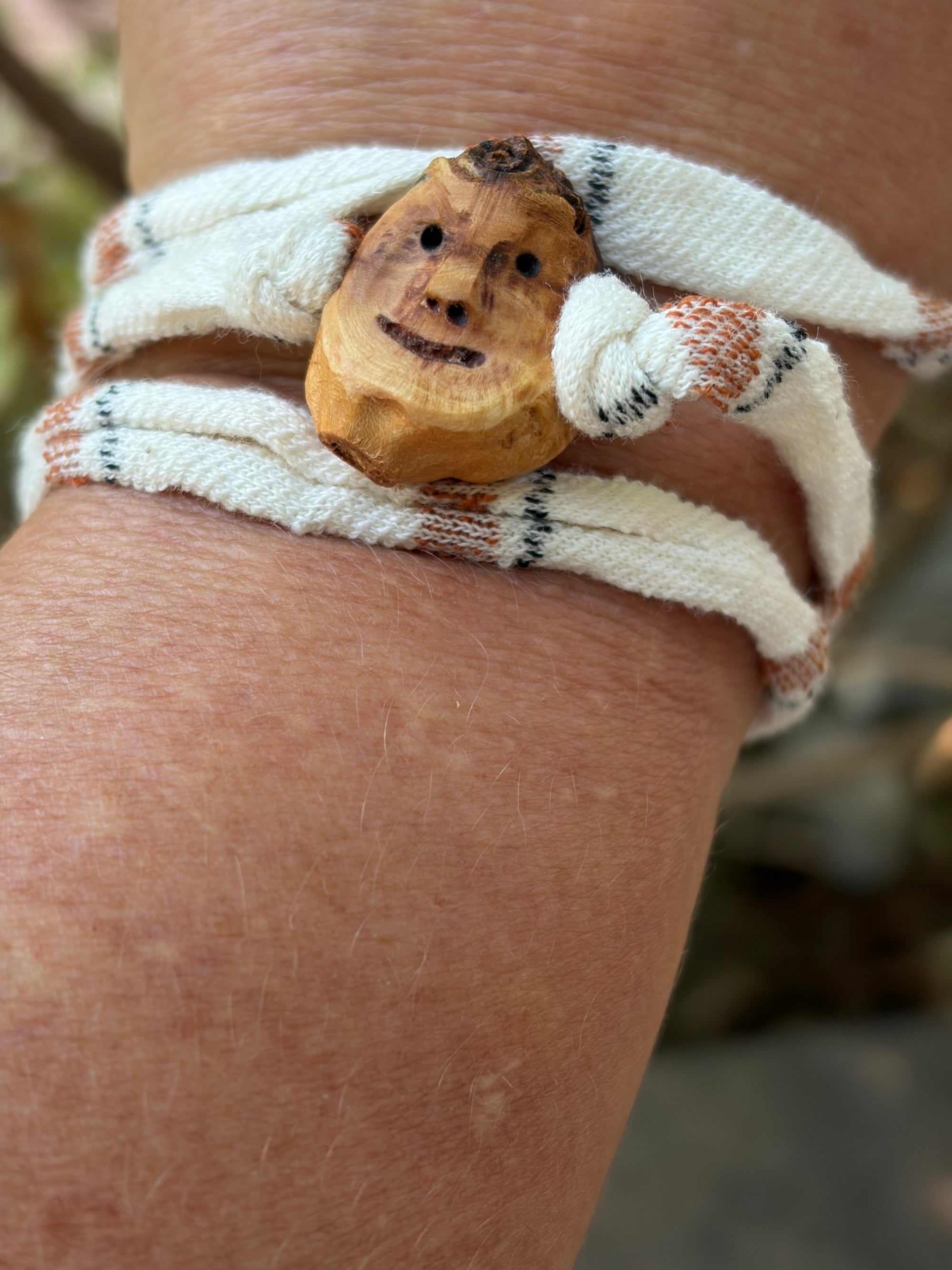 Armbandwichtel Grumil handgeschnitzt aus magischer Baumperle