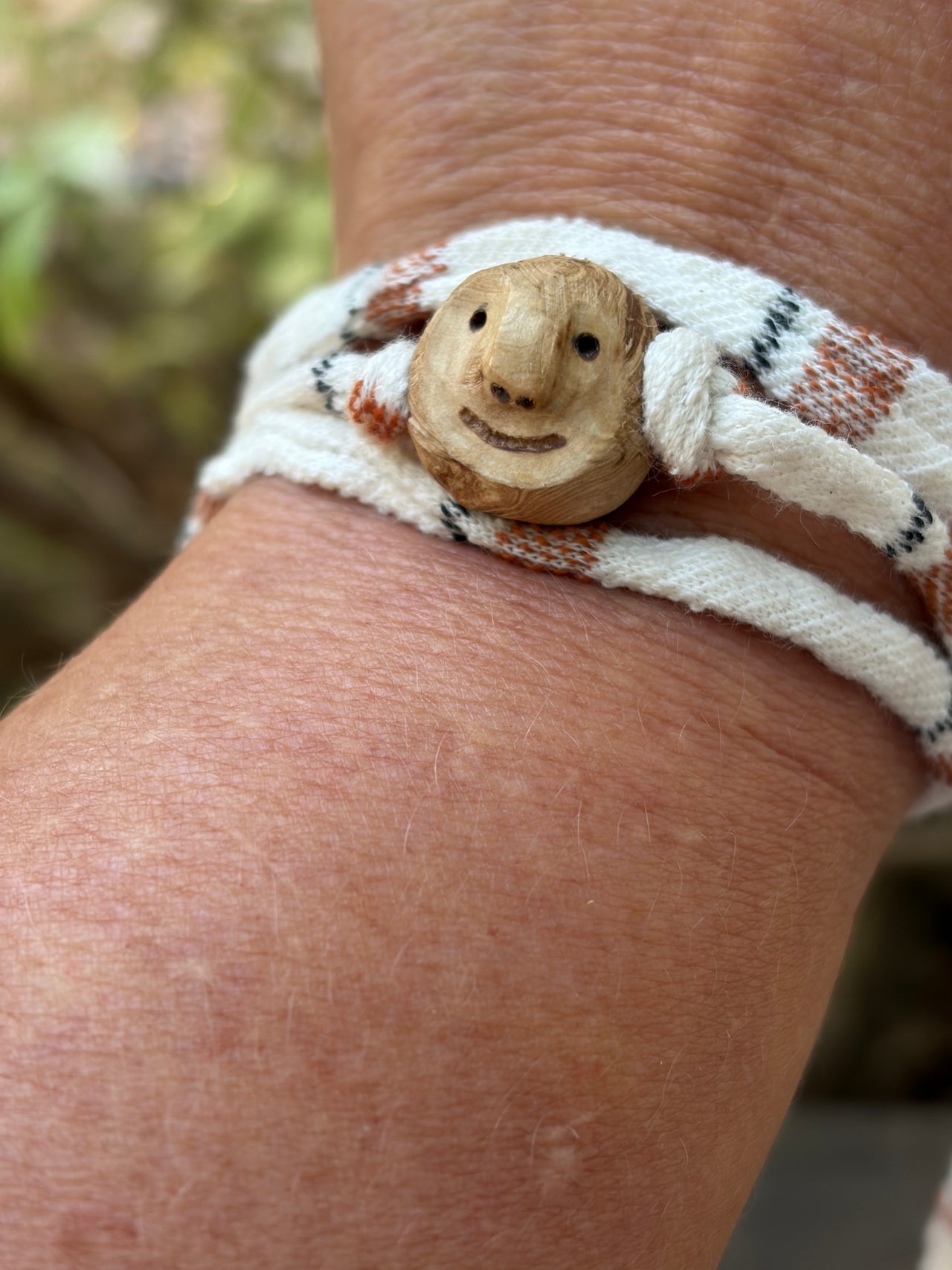 Armbandwichtel Borvik handgeschnitzt aus magischer Baumperle