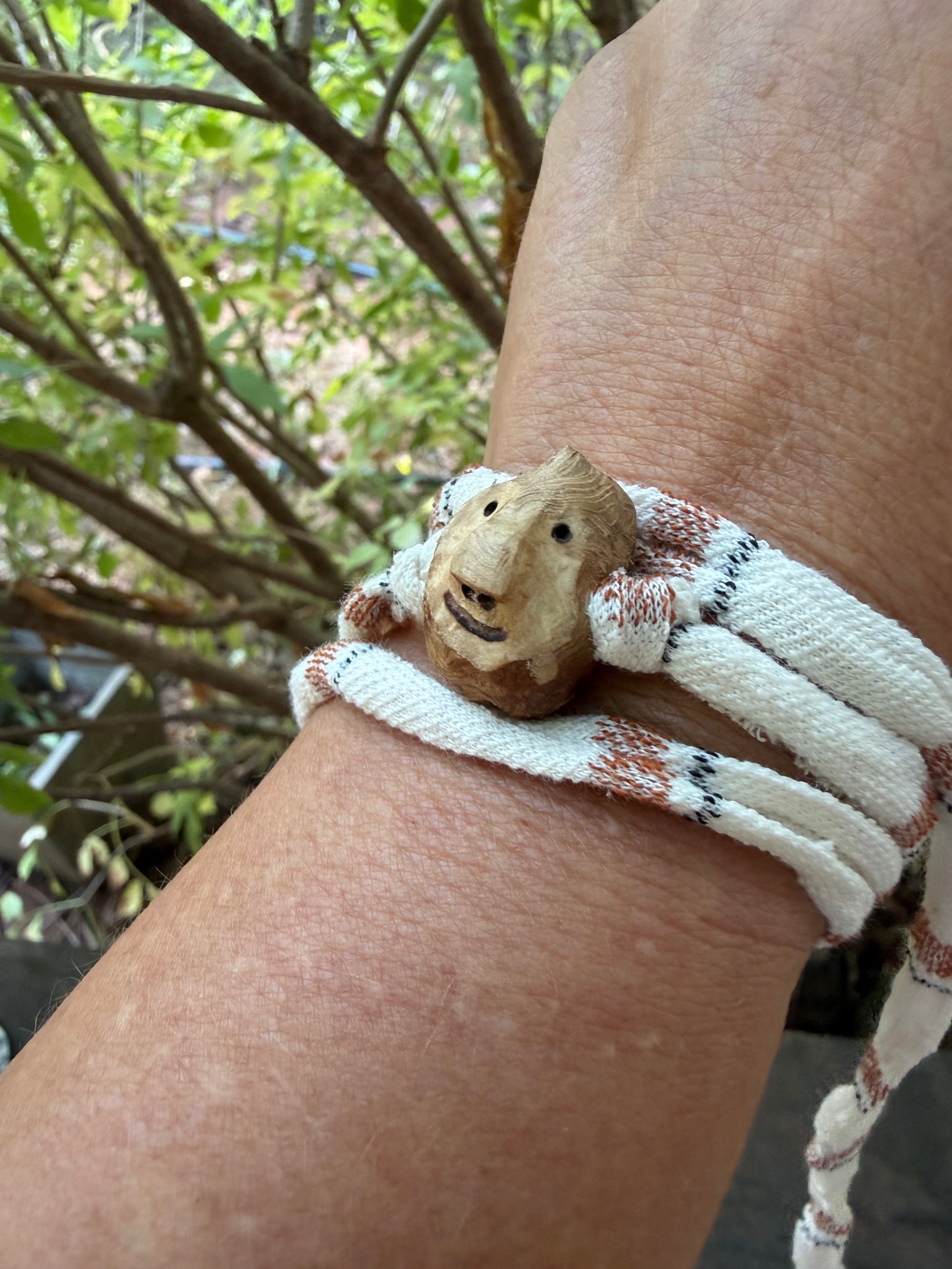 Armbandwichtel Raskel handgeschnitzt aus magischer Baumperle