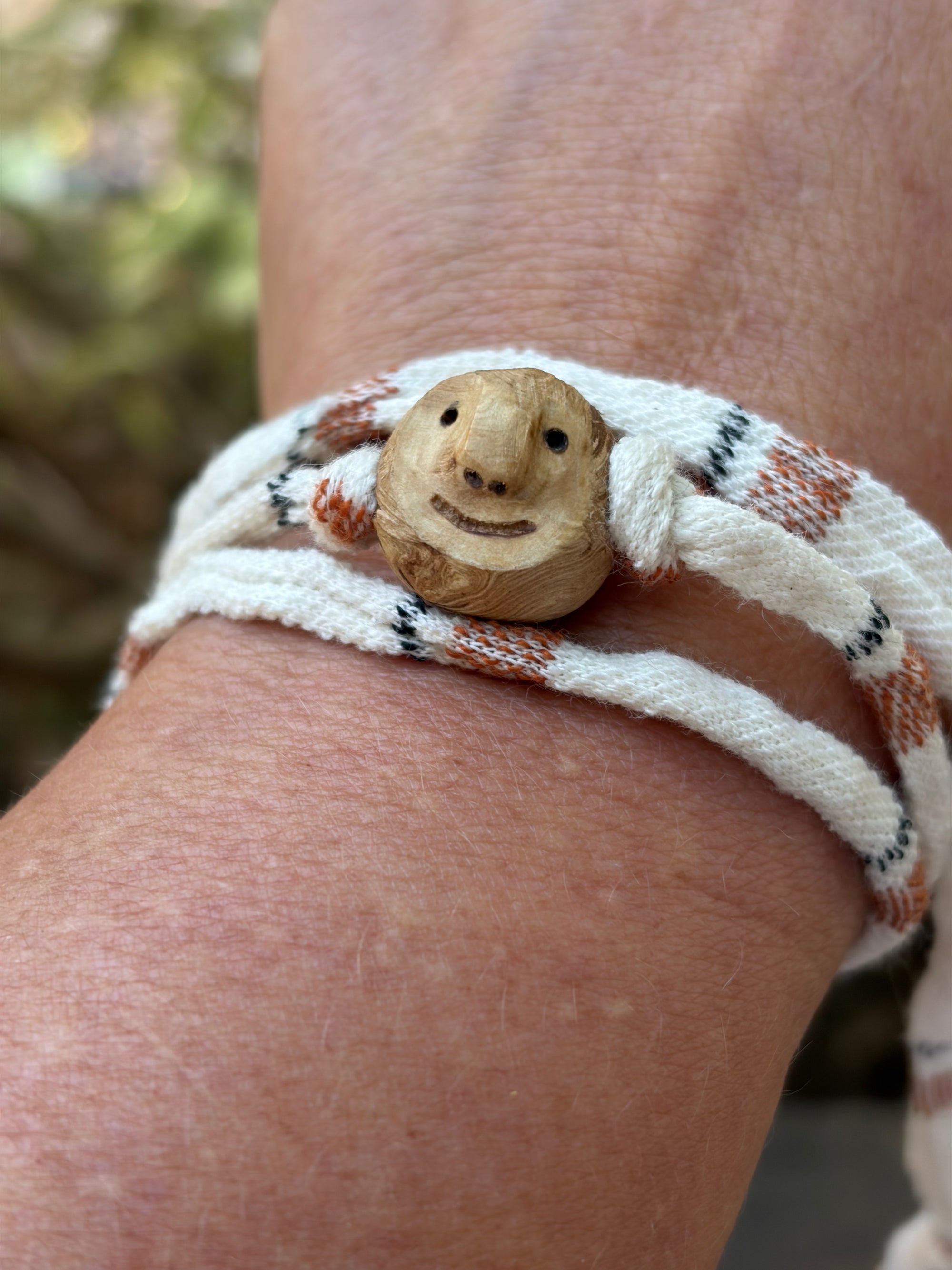 Armbandwichtel Borvik handgeschnitzt aus magischer Baumperle