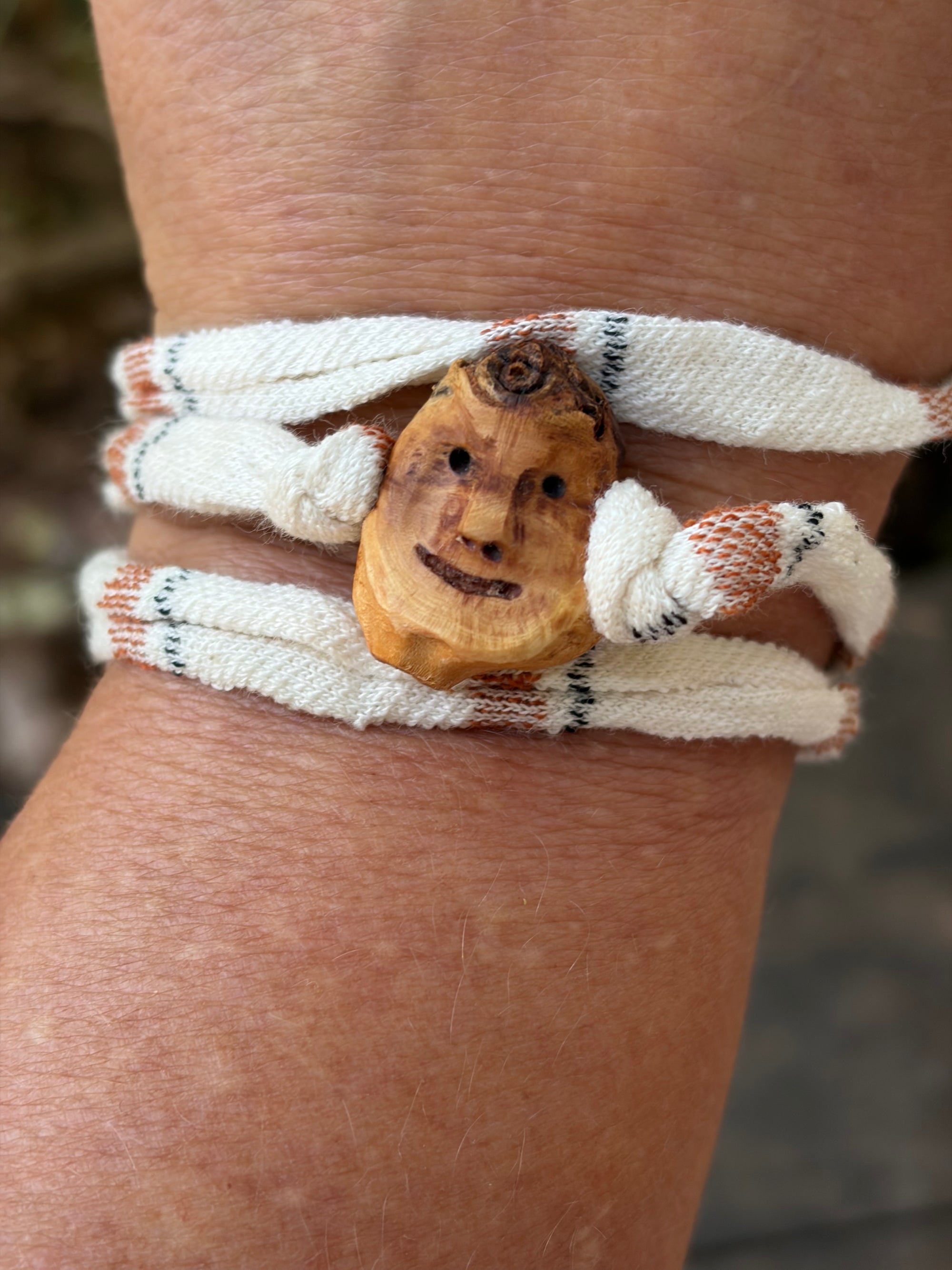 Armbandwichtel Grumil handgeschnitzt aus magischer Baumperle