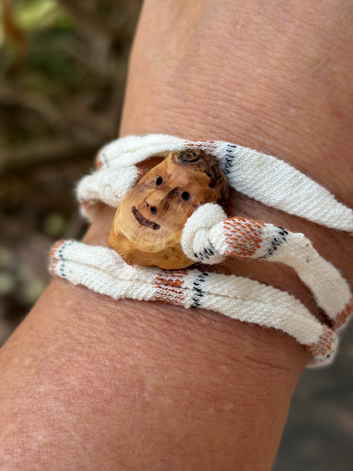 Armbandwichtel Grumil handgeschnitzt aus magischer Baumperle