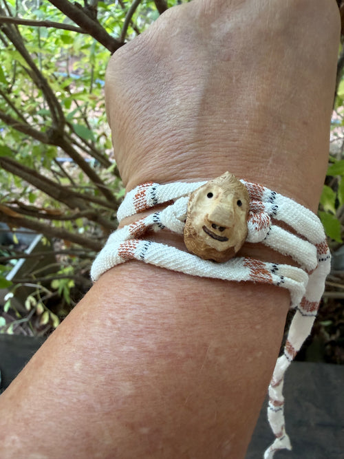 Armbandwichtel Raskel handgeschnitzt aus magischer Baumperle