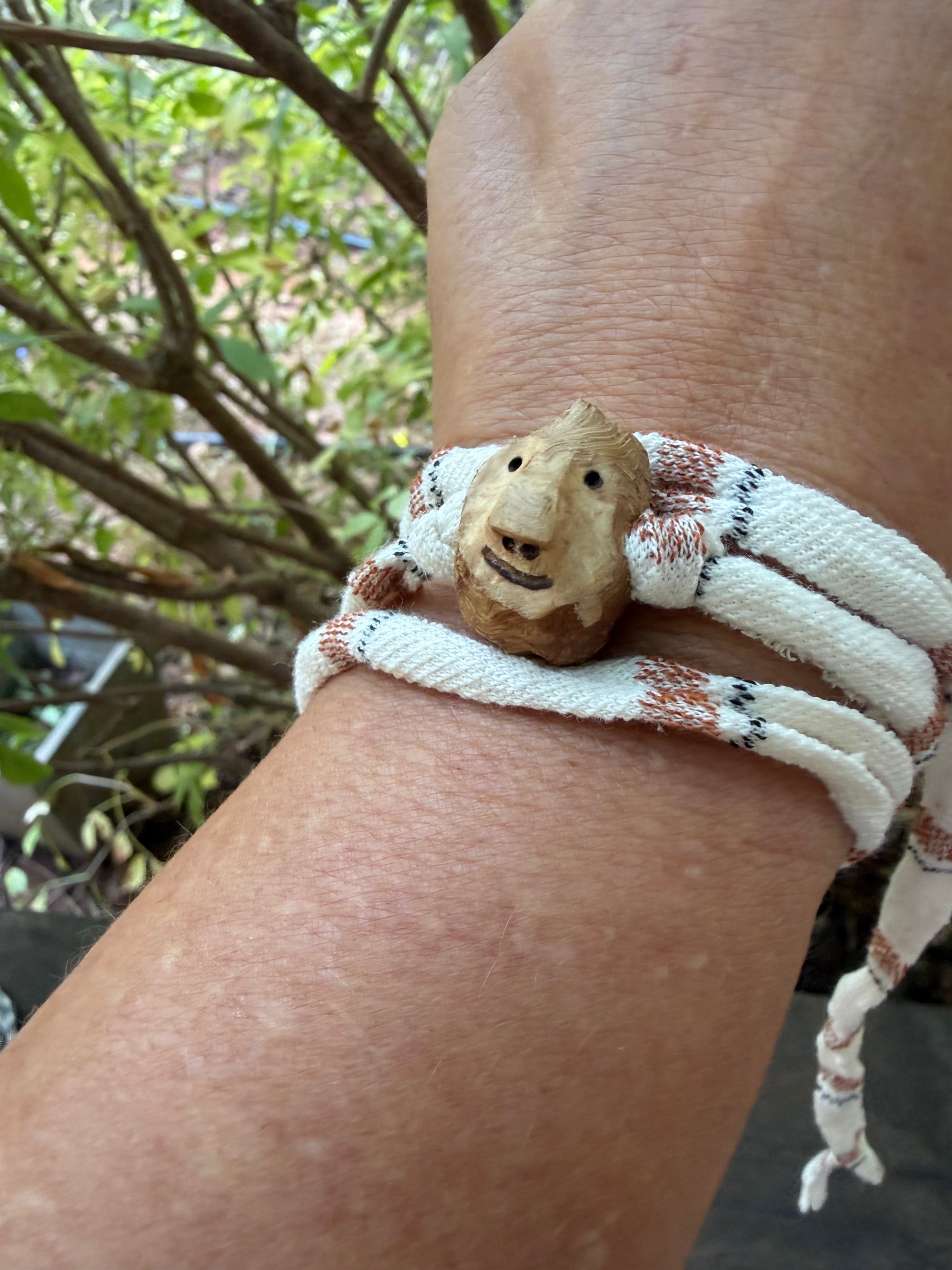 Armbandwichtel Raskel handgeschnitzt aus magischer Baumperle