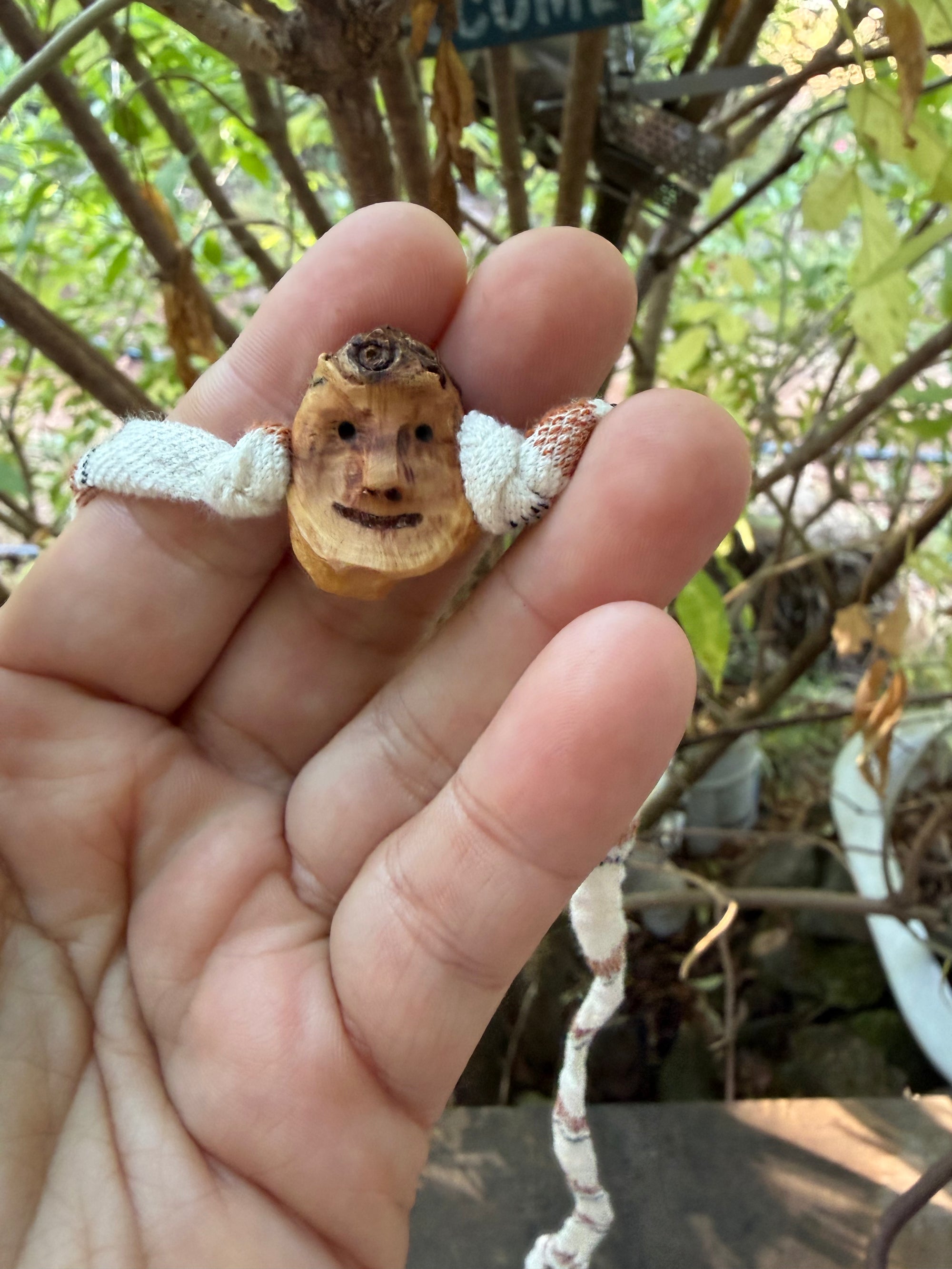 Armbandwichtel Grumil handgeschnitzt aus magischer Baumperle