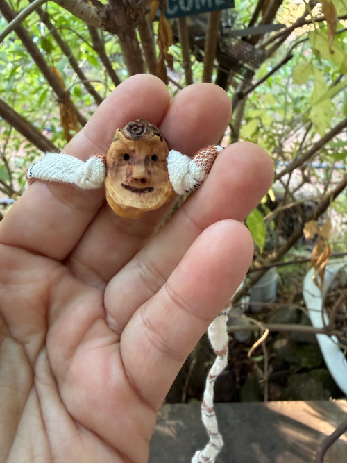 Armbandwichtel Grumil handgeschnitzt aus magischer Baumperle