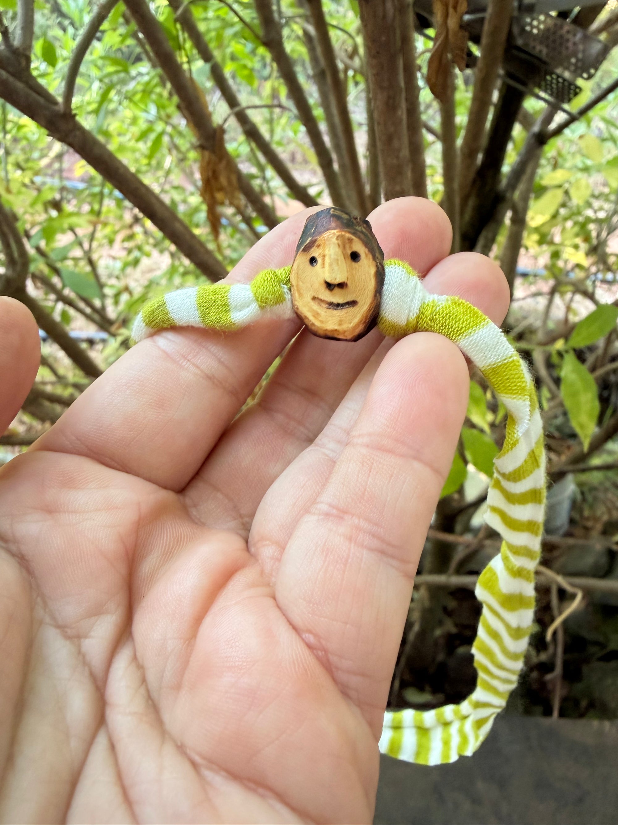 Armbandwichtel Morkel handgeschnitzt aus magischer Baumperle