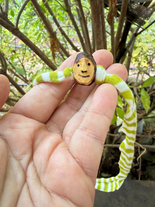 Armbandwichtel Morkel handgeschnitzt aus magischer Baumperle