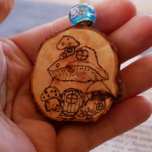 Amulett mit Pilzhaus