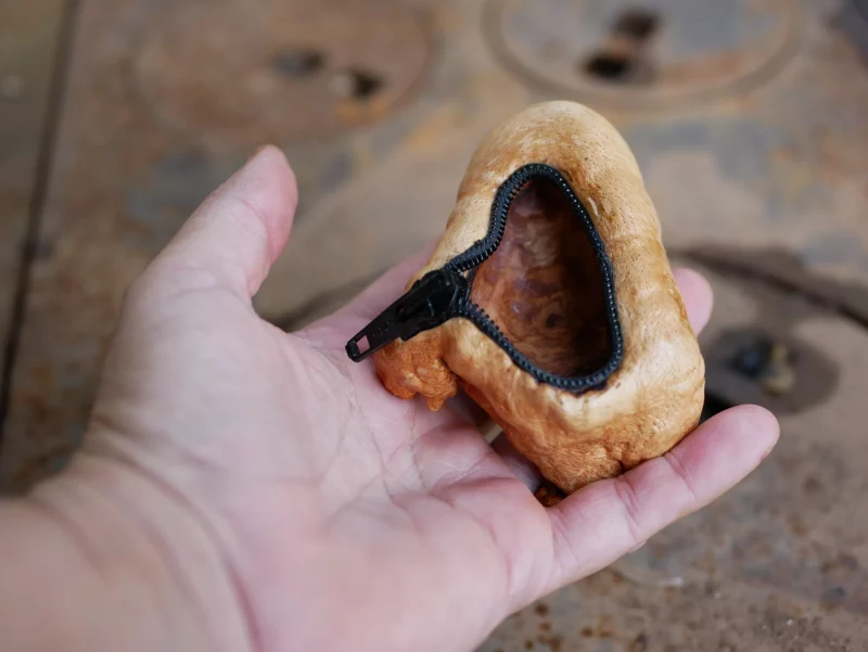 Holzschale aus Baumperle mit Reißverschluss