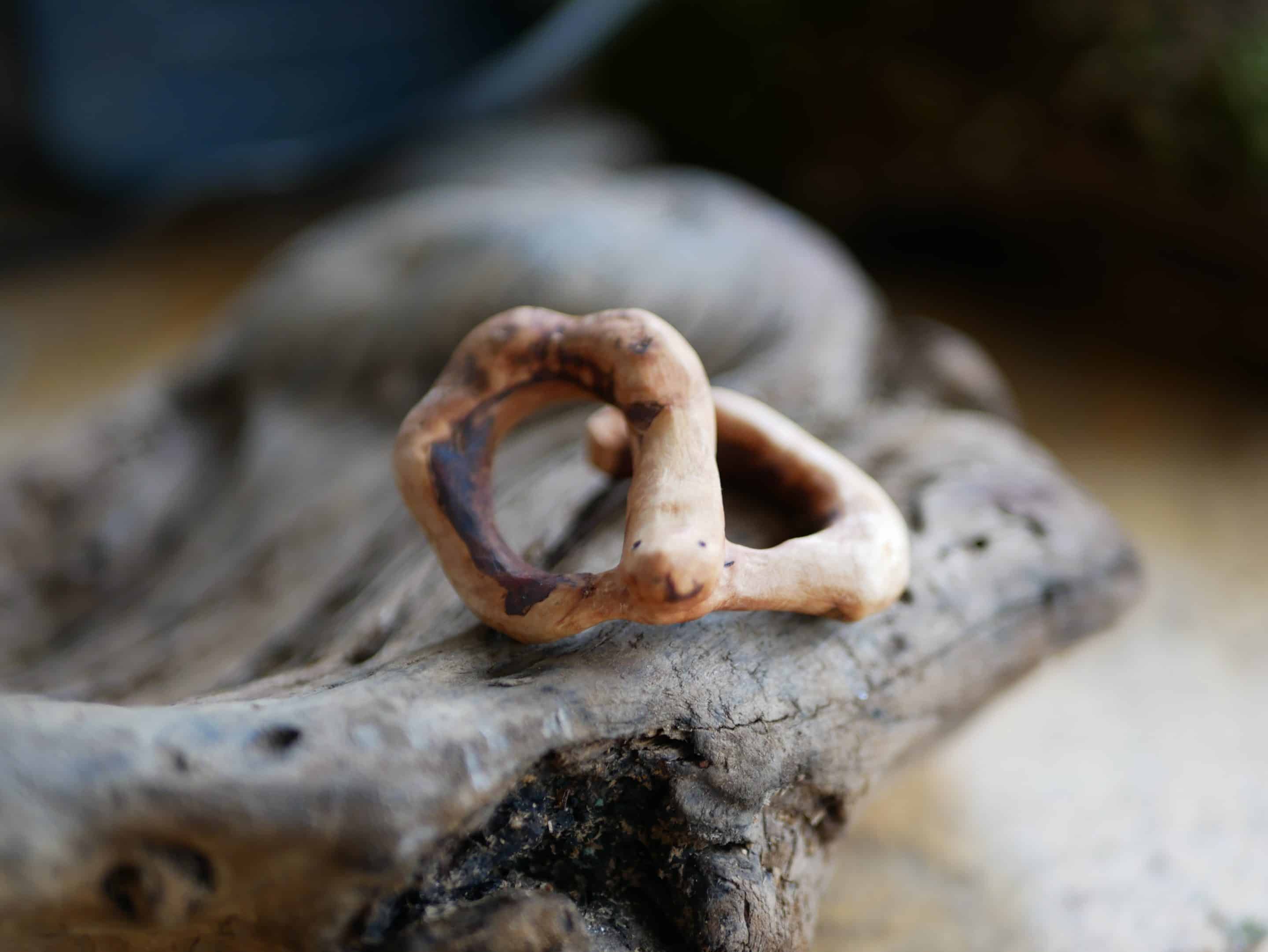 Handschmeichler in Schlangenform aus einer Baumperle