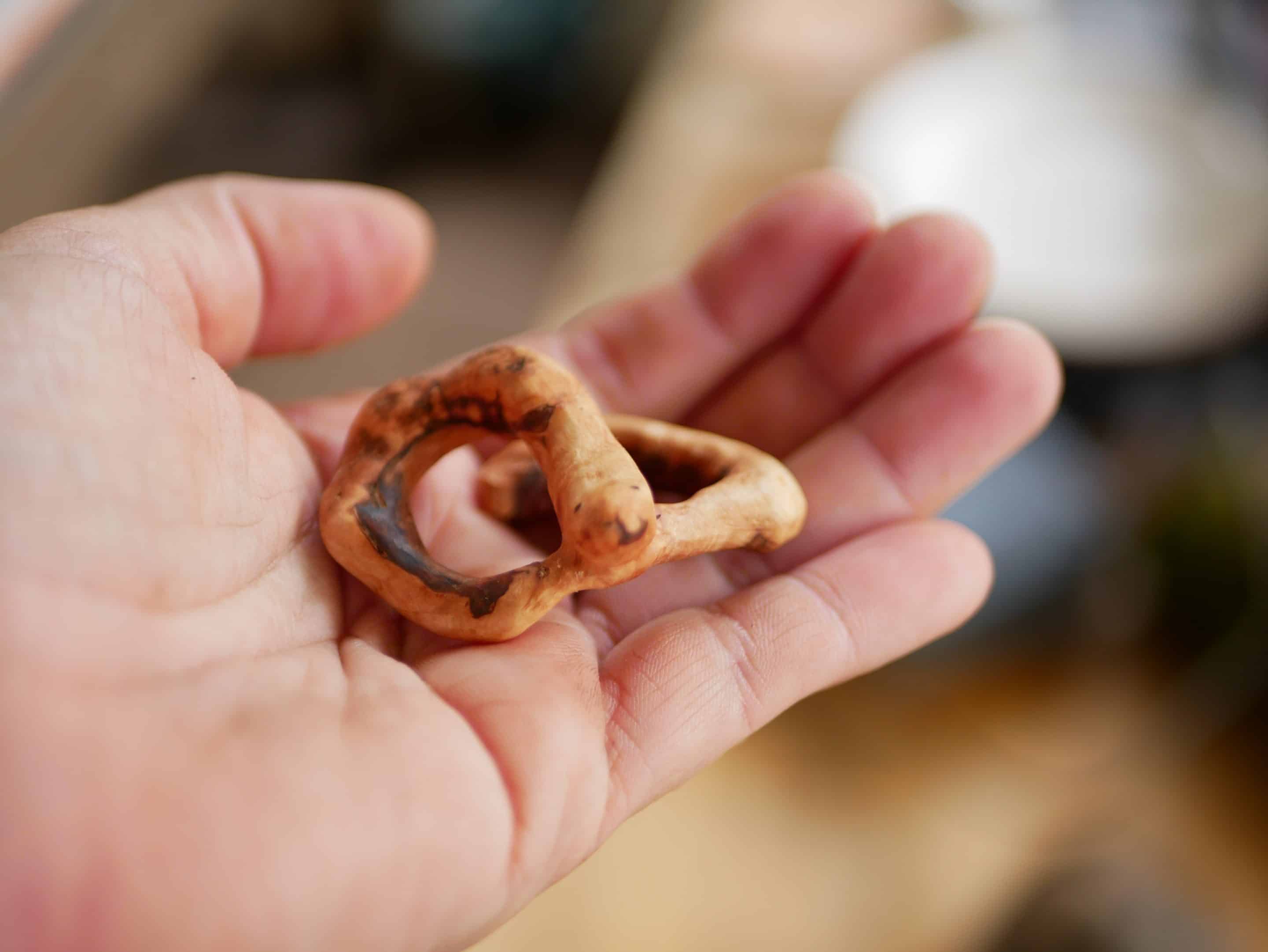 Handschmeichler in Schlangenform aus einer Baumperle