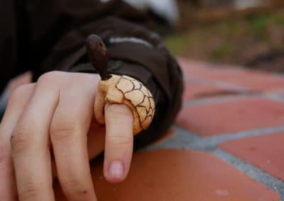 Schildkröte aus Baumperle mit beweglichem Kopf als Ring