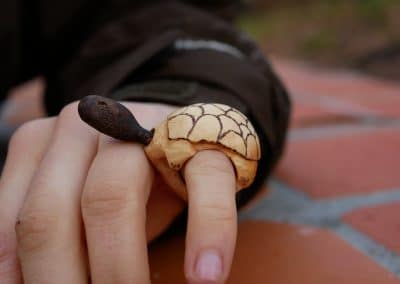 Schildkröte aus Baumperle mit beweglichem Kopf als Ring