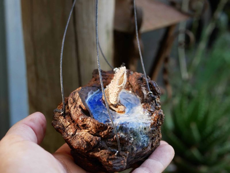 Baumperle mit Wasserfall und Segelboot