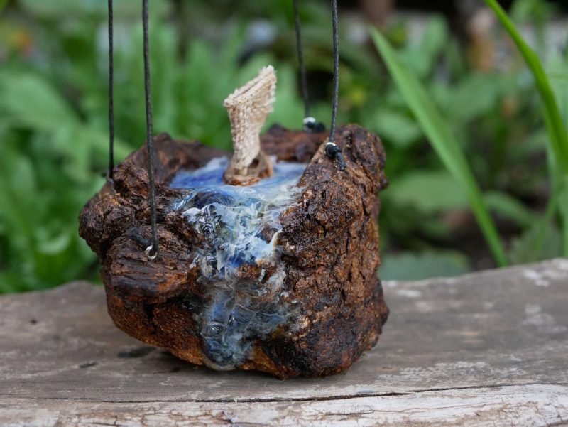 Baumperle mit Wasserfall und Segelboot