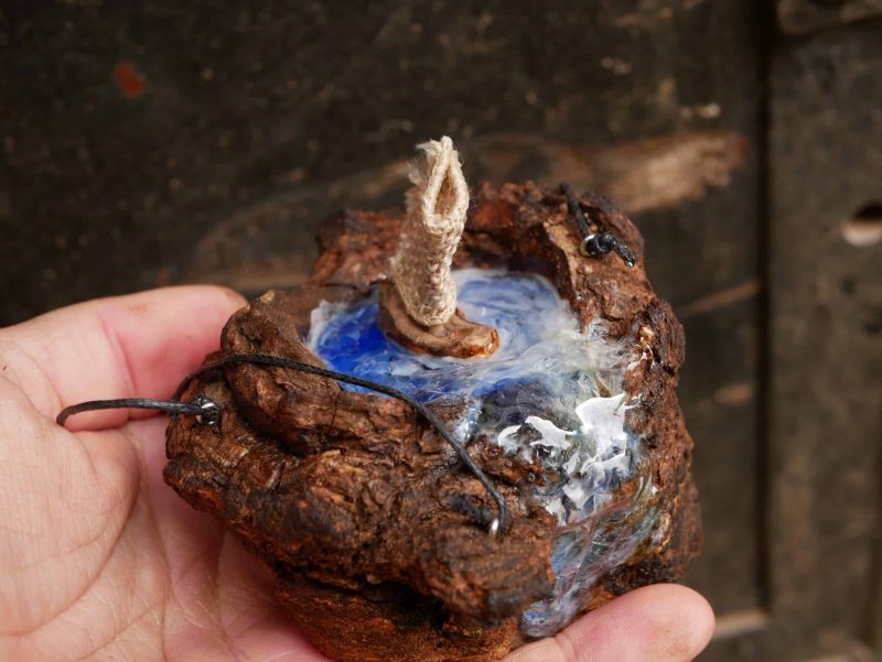 Baumperle mit Wasserfall und Segelboot