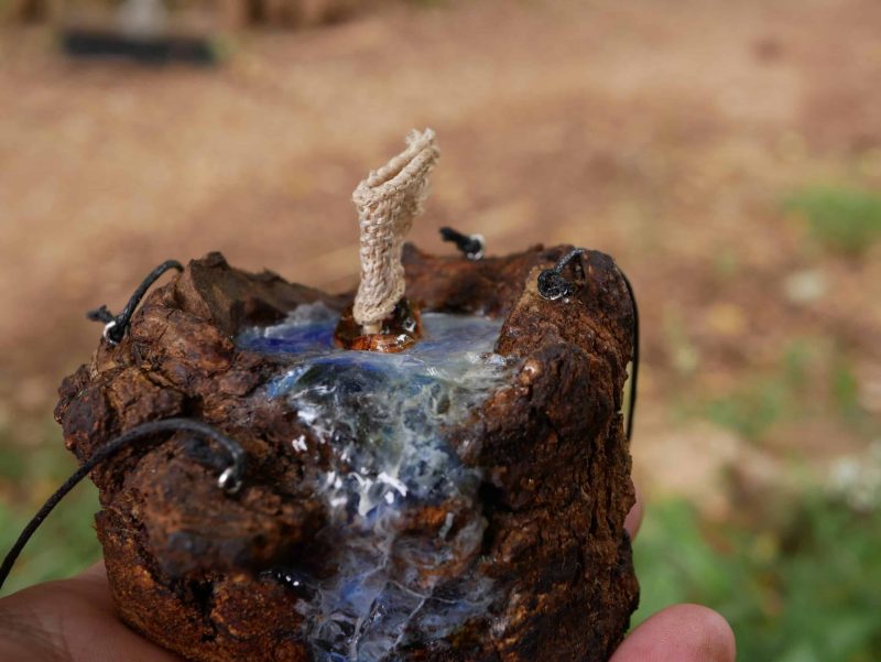 Baumperle mit Wasserfall und Segelboot