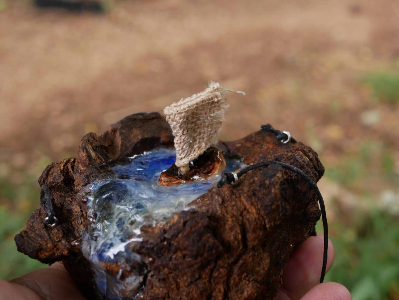 Baumperle mit Wasserfall und Segelboot
