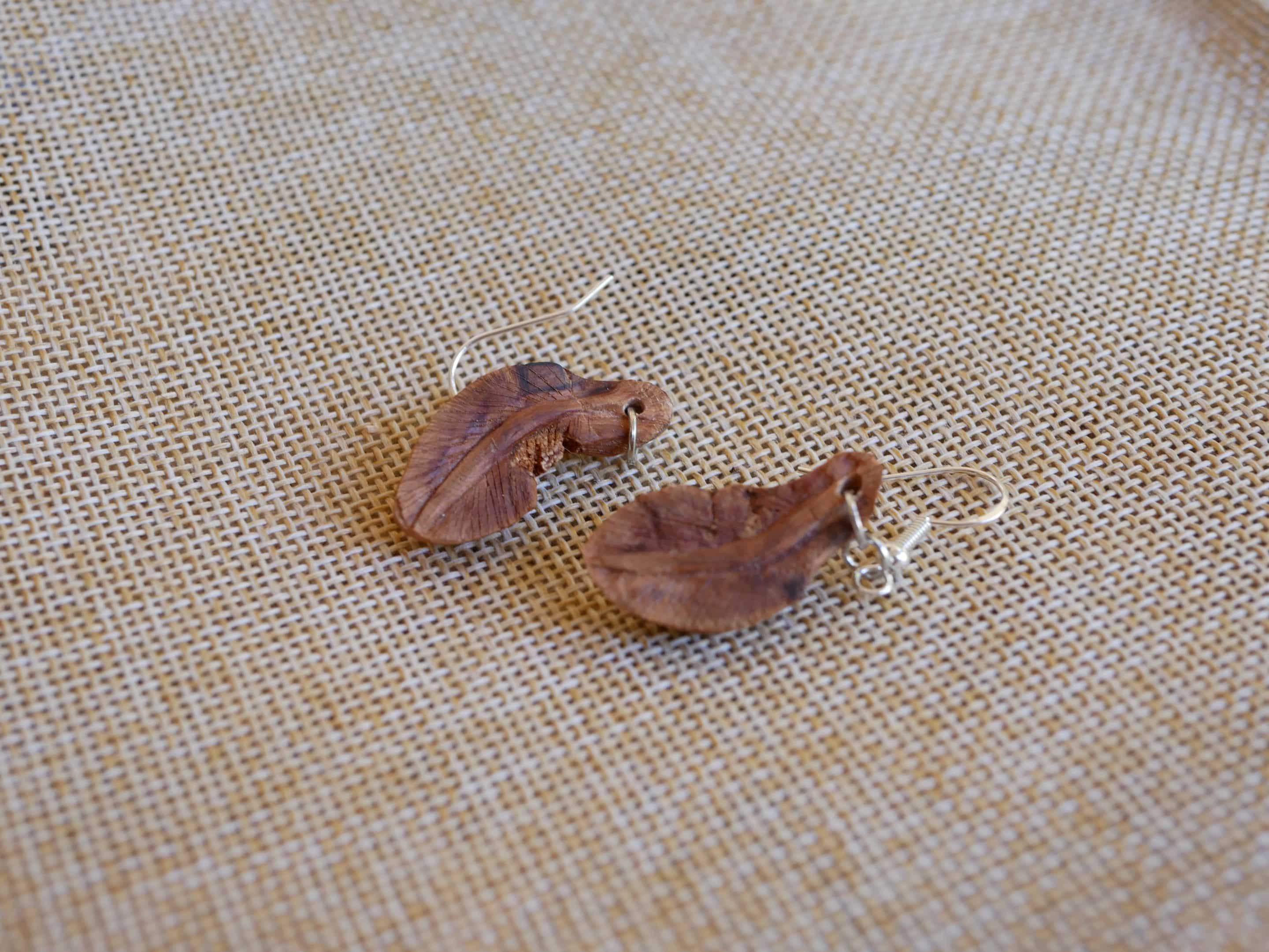 Ohrringe aus Baumperle als Feder geschnitzt