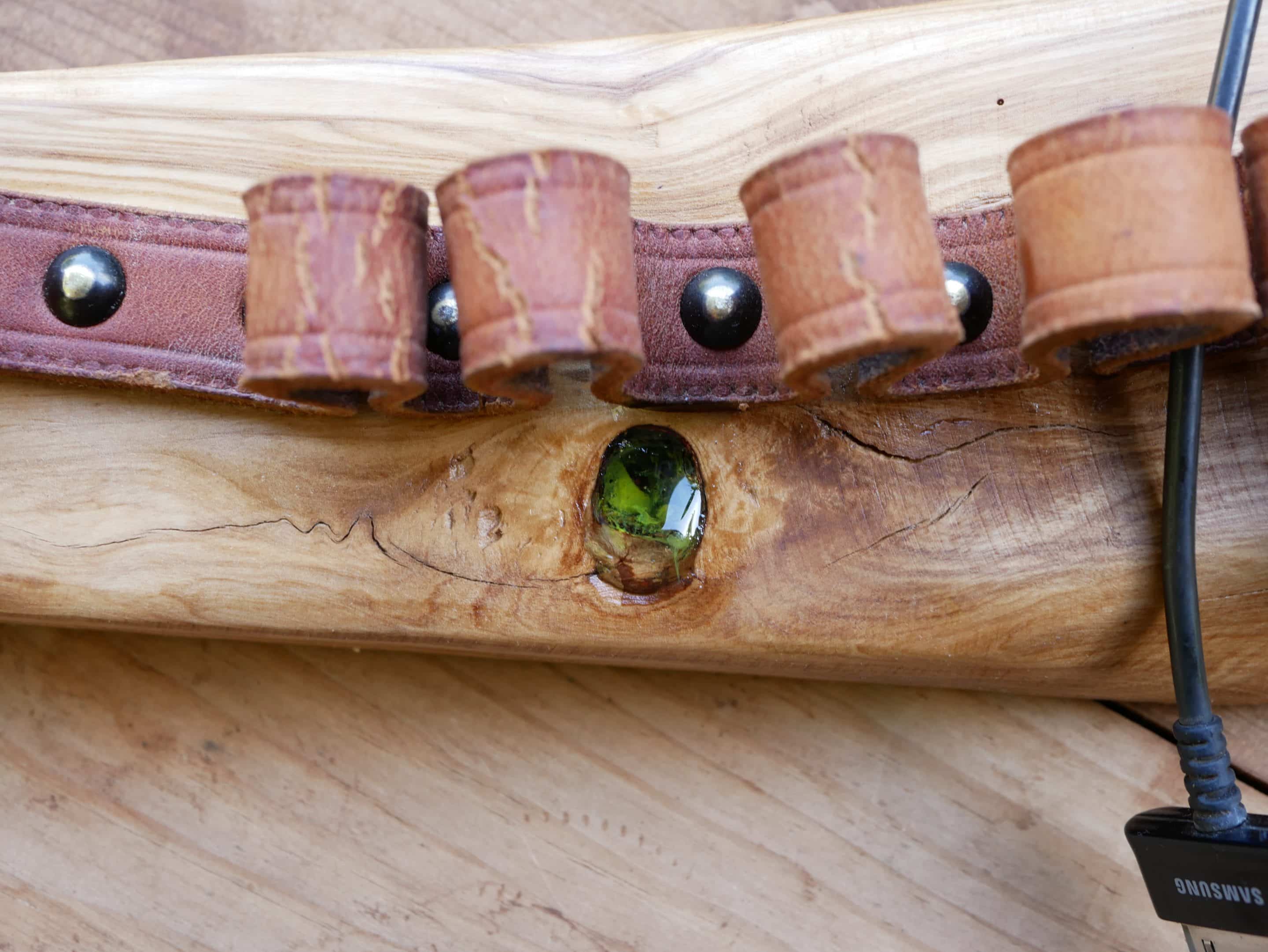 Rustikaler Kabelhalter aus Olivenholz und einem alten Gürtel
