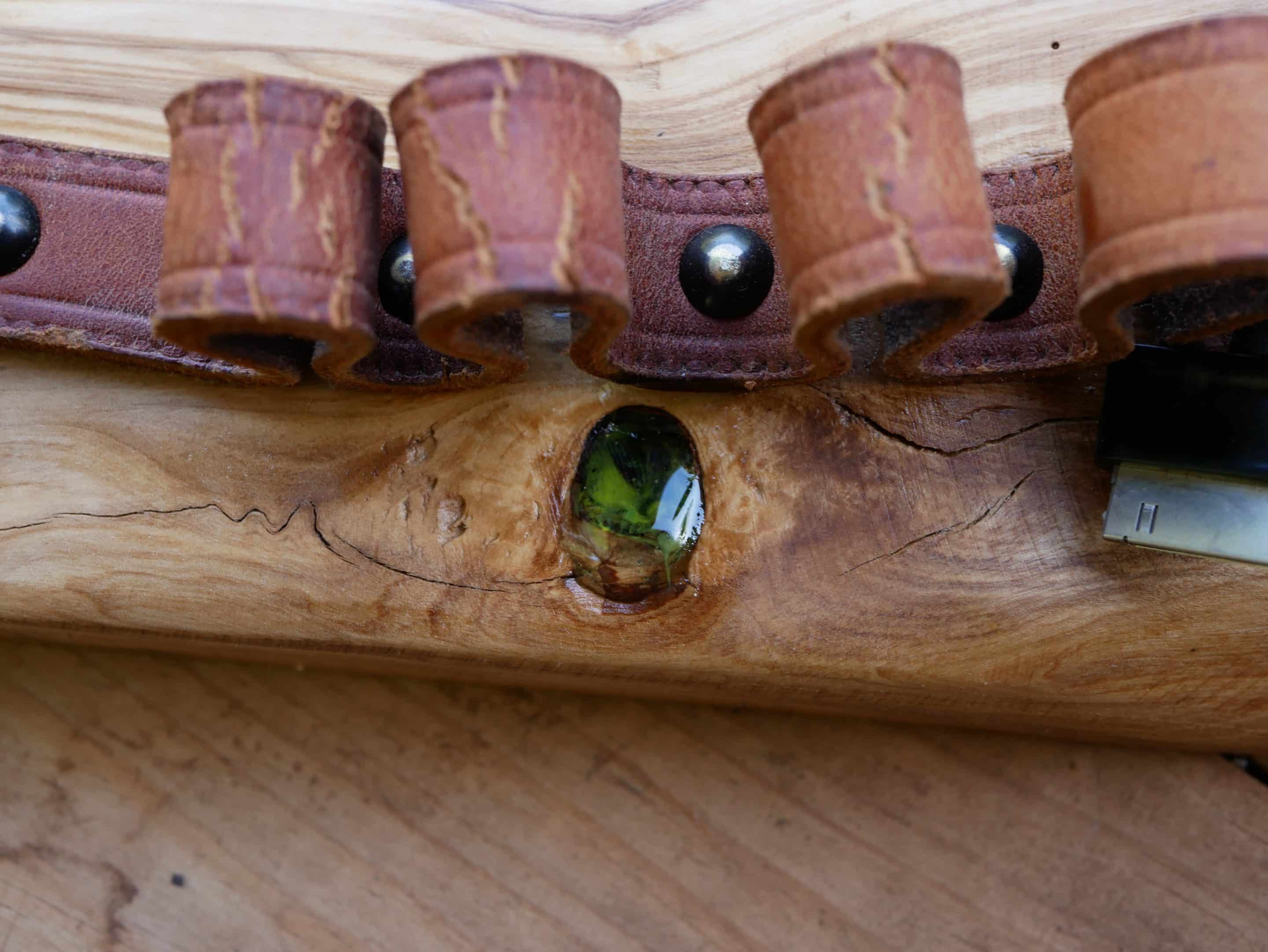 Rustikaler Kabelhalter aus Olivenholz und einem alten Gürtel