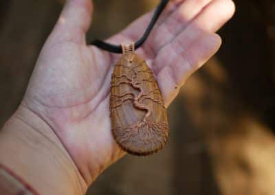 Holzkette mit Baum aus Kupferdraht