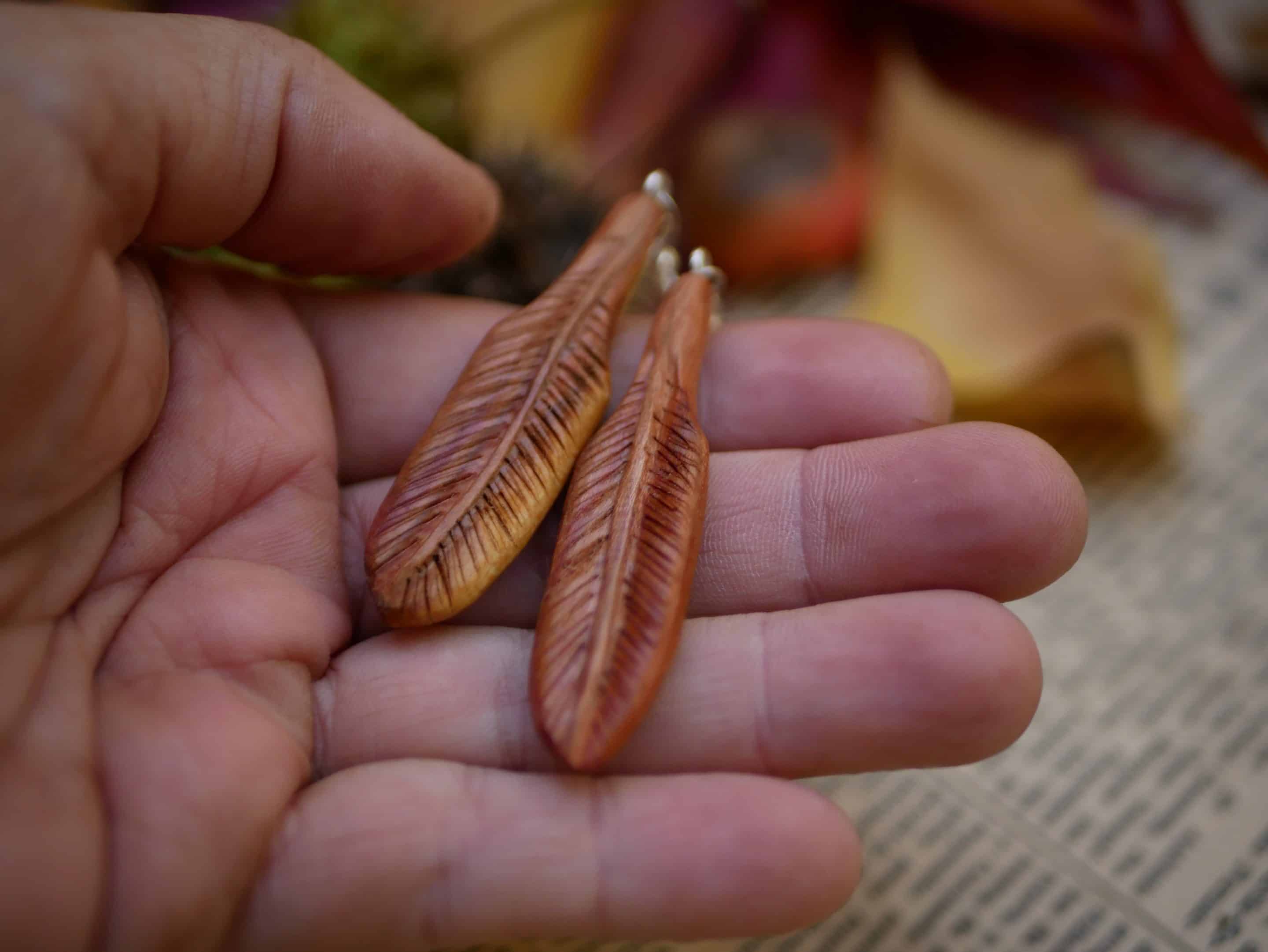Federn aus Pflaumenholz geschnitzt zu Ohrringen