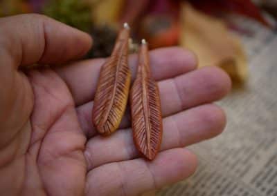 Federn aus Pflaumenholz geschnitzt zu Ohrringen