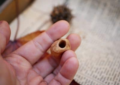 Dreadperle aus einer Baumperle als Wichtel geschnitzt