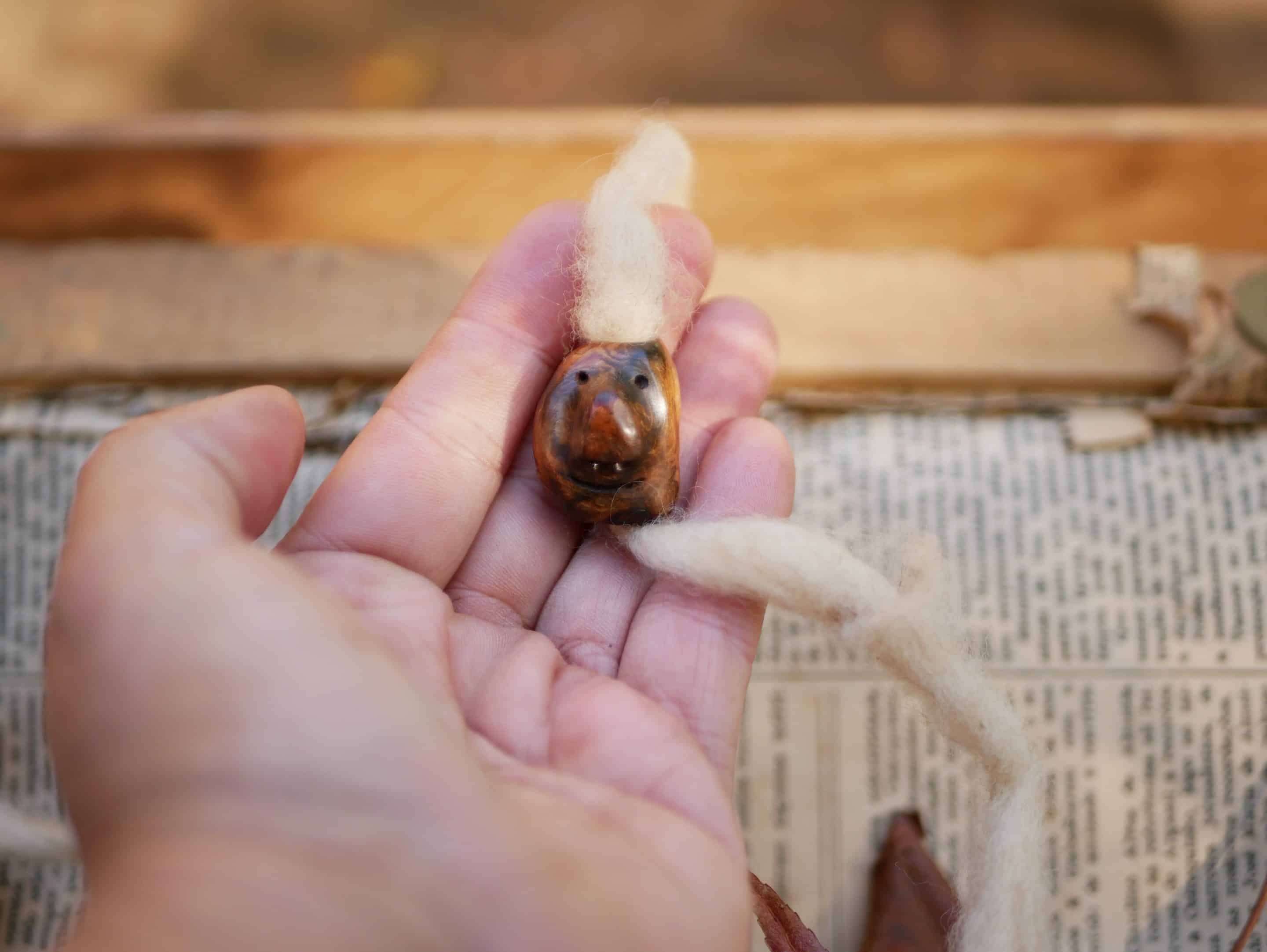Dreadperle aus einer Baumperle als Wichtel geschnitzt