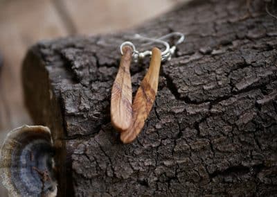 Ohrringe aus Olivenholz als Federn geschnitzt