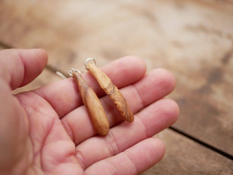 Ohrringe aus Olivenholz als Federn geschnitzt