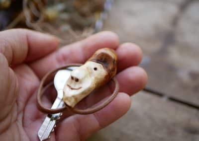 Schlüsselanhänger aus Baumperle als Wichtel geschnitzt