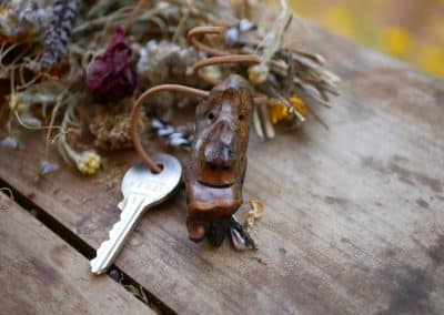Schlüsselanhänger aus Baumperle als Wichtel geschnitzt