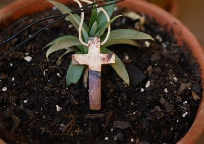 Kreuz aus Baumperle und Epoxid