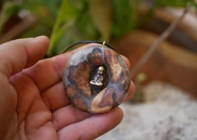 Buddha in Baumperle mit Epoxid und Mondstein