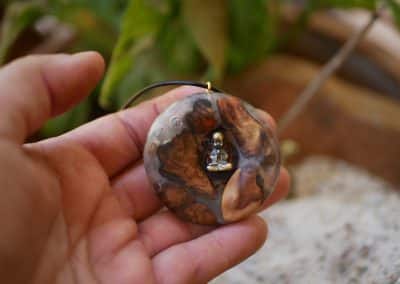 Buddha in Baumperle mit Epoxid und Mondstein