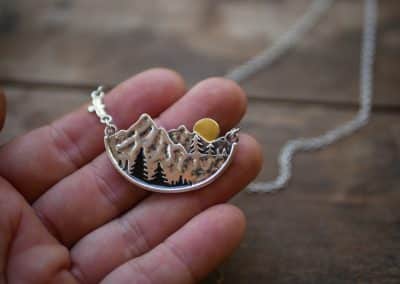 Kette mit Wald und Mond