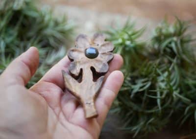 Blume aus Rosenholz mit einem Labradorit Stein