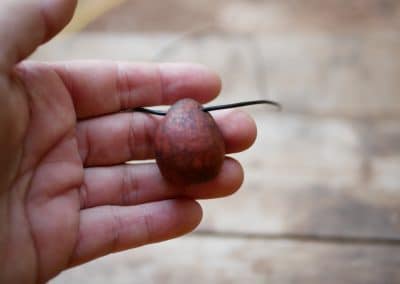 Avocado Kern mit Buddha als Kette