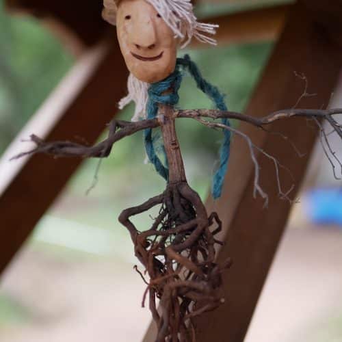 Wurzel Skulptur mit Baumperle und Baseballkappe auch aus Baumperle