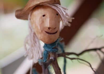 Wurzel Skulptur mit Baumperle und Baseballkappe auch aus Baumperle